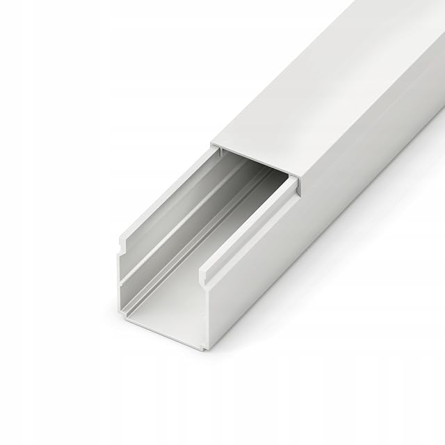 Canaleta de PVC blanco de 40 por 40 mm en un tramo de dos metros con la tapa retirada